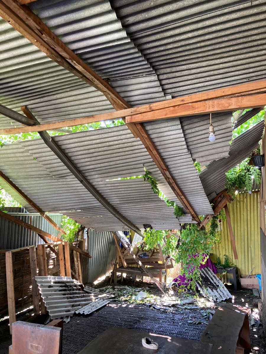 Warkop Mbah Putri kemarin keambrukan pohon min. Dari kmrn coba hub 112 tapi blm nyambung. Tolong bantuannya biar bisa potong pohonnya. Lokasi di Jl. Lidah Kulon dekat pom bensin Citraland <a href="/e100ss/">Radio Suara Surabaya</a> 🙏