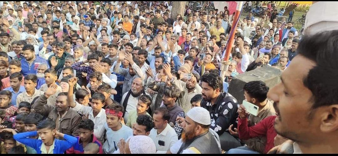 mehndimudassir's tweet photo. गज़ब @ZebaRizwan4 ज़ेल से निर्दलीय #तुलसीपुर विधानसभा से चुनाव लड़ रही हैं उनके लिए जनसभा हो रही है और सुनने के लिए लोगो का हुजूम आ रहा है @Rizwanzaheer_mp की बेटी है ज़ेबा सपा से नही मिला टिकट निर्दलीय प्रत्याशी के रूप नामांकन ज़ेल से चुनाव लड़ रही हैं @Live_Gyan @parvezahmadj https://t.co/kkesOIatsE