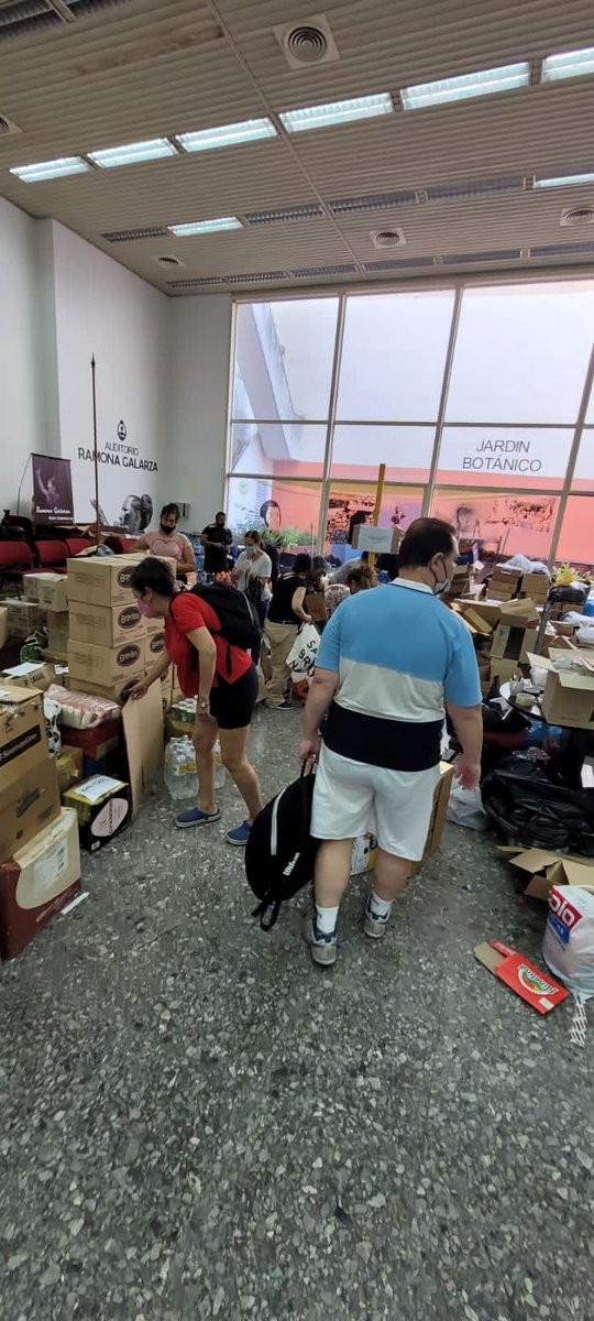 carolina_moine's tweet photo. Esto es tan sólo una parte de las donaciones que la gente acercó el fin de semana a la Casa de Corrientes. Gracias a los que colaboraron, y muy especialmente a Alfredo Casero por esta iniciativa, por su trabajo desinteresado y, sobre todo, por su tiempo.

#ArgentinaConCorrientes https://t.co/oQNIC8bPLj