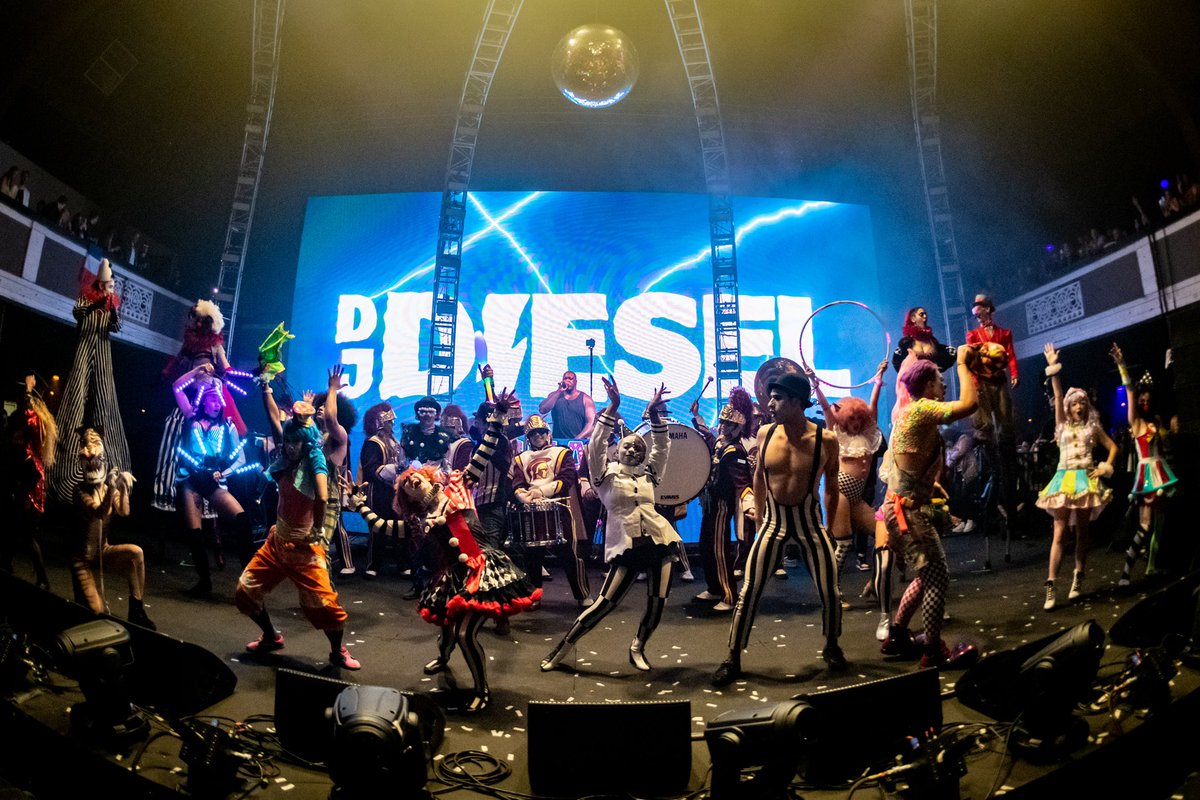 ShaqsFunHouse's tweet image. 👯 🎪 🤹‍♀️  DJ Diesel's set was absolute madness when @SHAQ brought all the performers on stage!