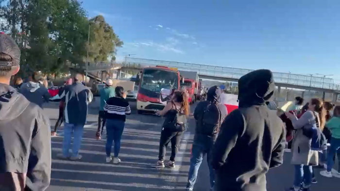 elmostrador's tweet photo. VIDEO| Manifestantes cortan Ruta 68 a la altura de Placilla en contra de toma ilegal
https://t.co/s1sccOLXt1 https://t.co/Cu9tqUd32p