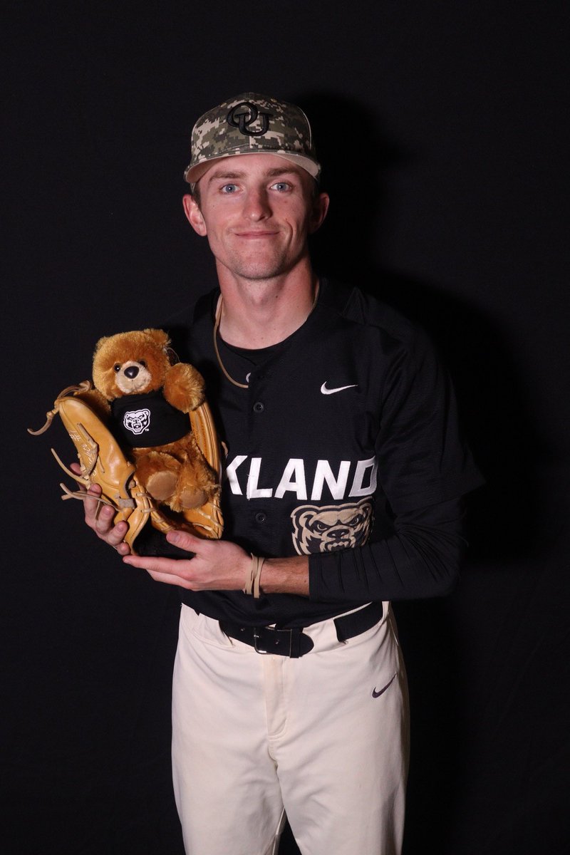 Who wears the Oakland logo better? 

🔁 for <a href="/tuckerseth2/">Seth Tucker</a> 
❤️ for bear