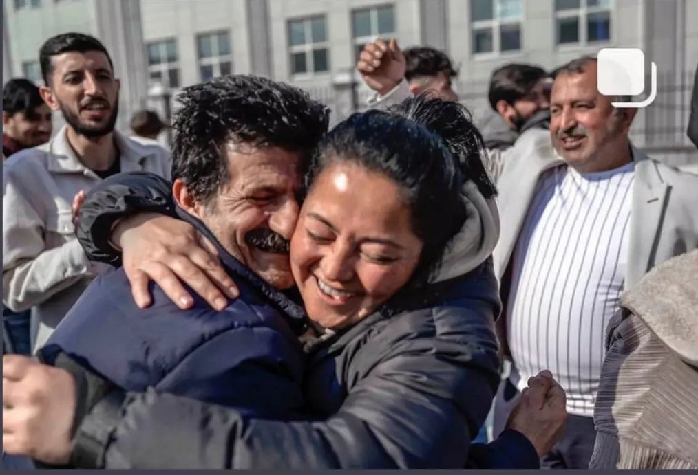 O adam, bu adam; Migros adlı şerefsiz bir kurumun çalışanı.. 

Kazandılar; ellerindeki kelepçeyle, yüreklerindeki inançla, devrimci dayanışmayla..

Şimdi sıra geldi diğer direnişlere..✌🏾
#MigrosaGitmiyorum
#MigrosBoykot
#MilyonlarınVebaliÜzerinizde