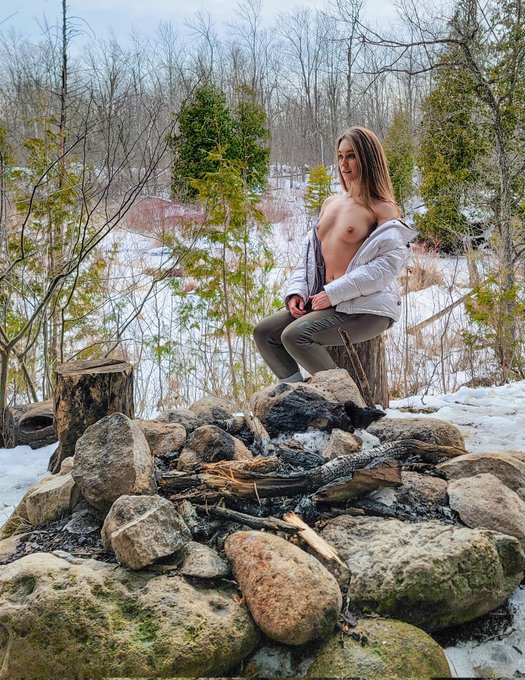 1 pic. Winter hike ❄️ come join me to warm up in my bubble bath soon - 8pm EST 
#freethenip https://t