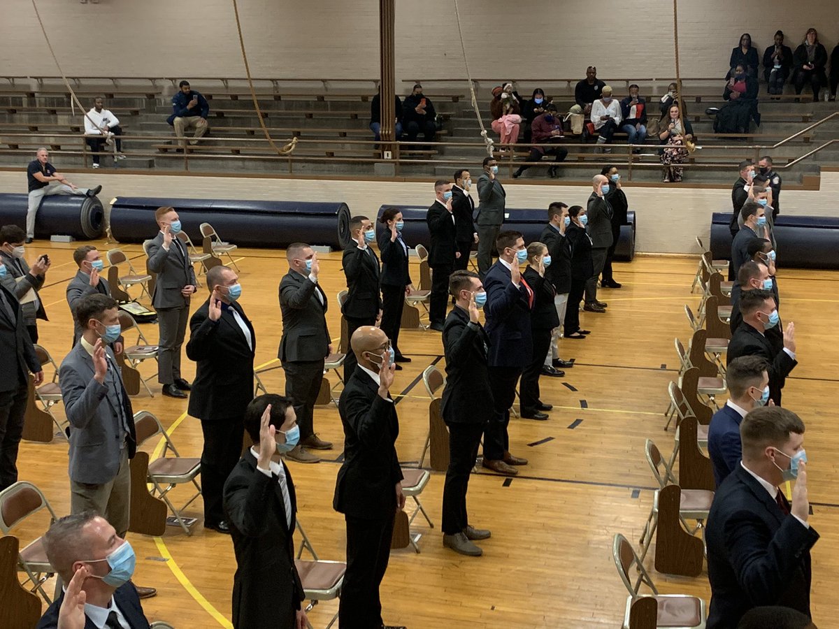 IMPDnews's tweet photo. Today we are proud of the Men and Women that have accepted that challenge to be that change. That change that continues to make Indianapolis the place where people want to live , work and play. Let’s wish them luck as they begin their training! #JoinIMPD #NowHiring https://t.co/LMHdImyxl3