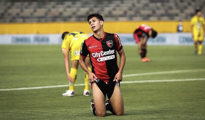 Lucio Urquia 🇦🇷 

• Buen golpeo de balón en centros laterales.
• Ofreció profundidad ofensiva, tanto en conducción como en desdoble.
• Atrevido y ágil en los duelos 1v1 ofensivos.

Una máquina ofensiva. Me gustó muchísimo en ese aspecto.