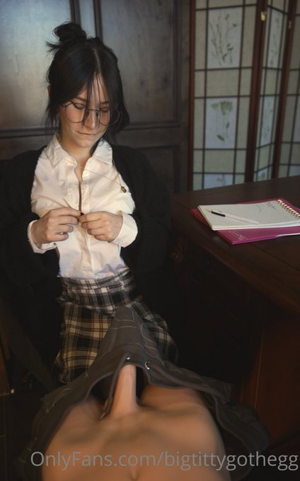 Your busty tutor catches you looking at her boobs 🥴😳 (new video on my Onlyfans) https://t.co/kyeS7VU