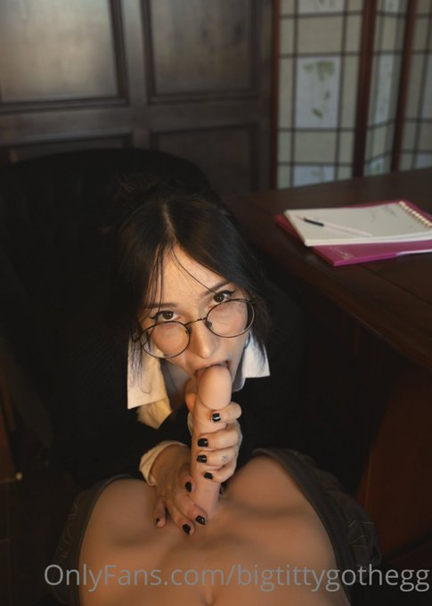 Your busty tutor catches you looking at her boobs 🥴😳 (new video on my Onlyfans) https://t.co/kyeS7VU