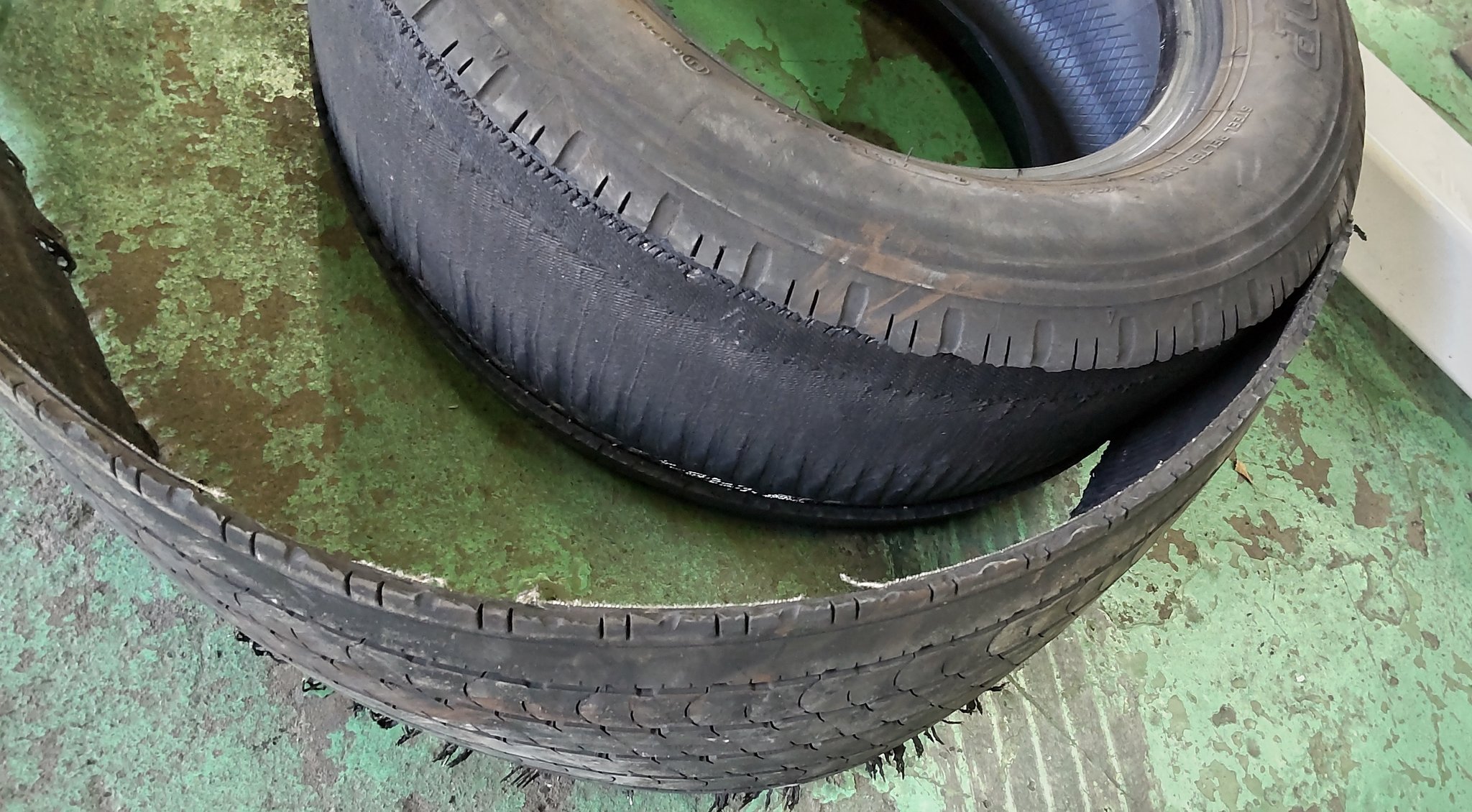 Tire Net あららららら 何があったのー タイヤが走行中にこんな姿になったら運転手も同乗者も周囲も焦りますよね タイヤネット新座 タイヤ バースト パンク トラック トレッド 車好きと繋がりたい T Co Nbgu8nduhn Twitter