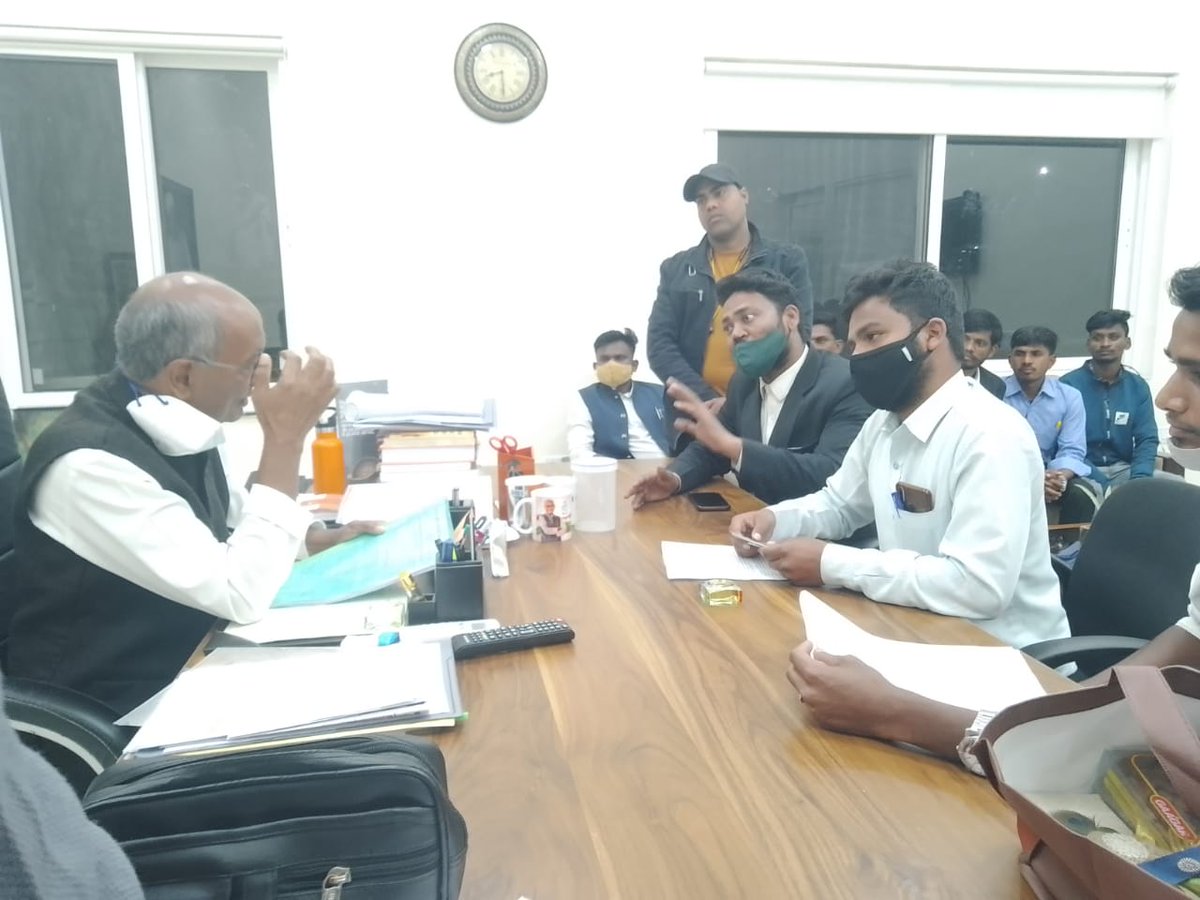 जबलपुर- छात्रावासों की जर्जर स्थिति को लेकर छात्र/छात्राओं के साथ आज पूर्व मुख्यमंत्री एवं संसद सदस्य श्री दिग्विजय सिंह जी के निज निवास में मुलाकात कर छात्रावासो के मरम्मत हेतु लगभग 22 लाख का एस्टीमेट सौपा, जल्द ही इस निर्माण कार्य को पूरा कराने का विश्वास दिलाया! <a href="/digvijaya_28/">Digvijaya Singh</a>