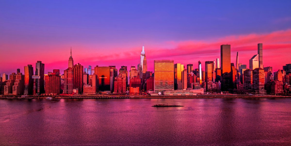isardasorensen's tweet photo. Splashes of pink in the skies above #NYC today and a fiery golden glow. https://t.co/9SK2LSND8L