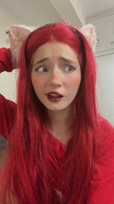 Yo todavia intentando entender la correlacion entre ser "creadora de contenido adulto e ir a la universidad"