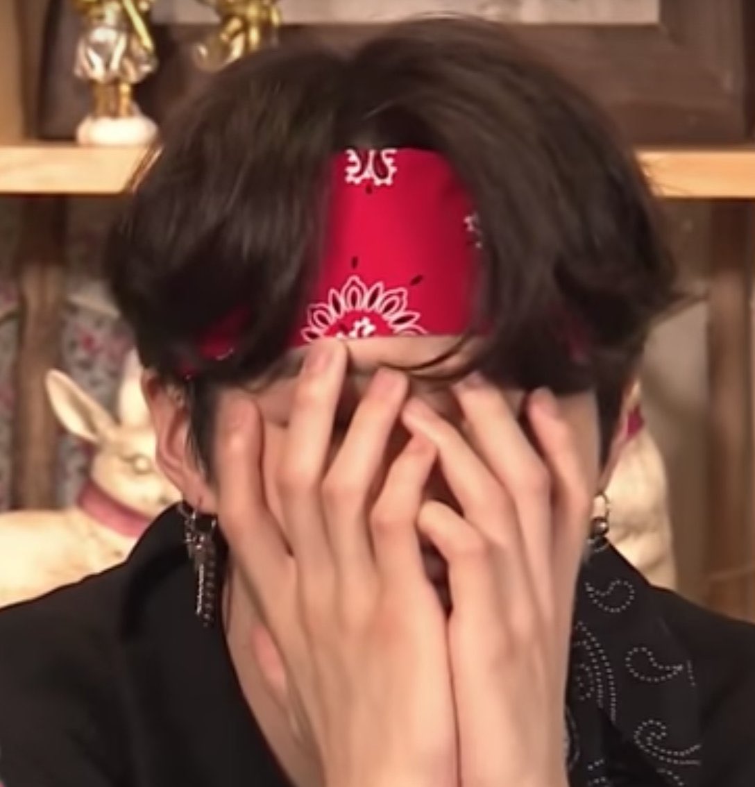 hourlyforbts_'s tweet image. tópico extremamente sensível; a reacão do yoongi quando o taehyung falou: “para mim, o rap do yoongi hyung é o melhor do mundo” 🥺