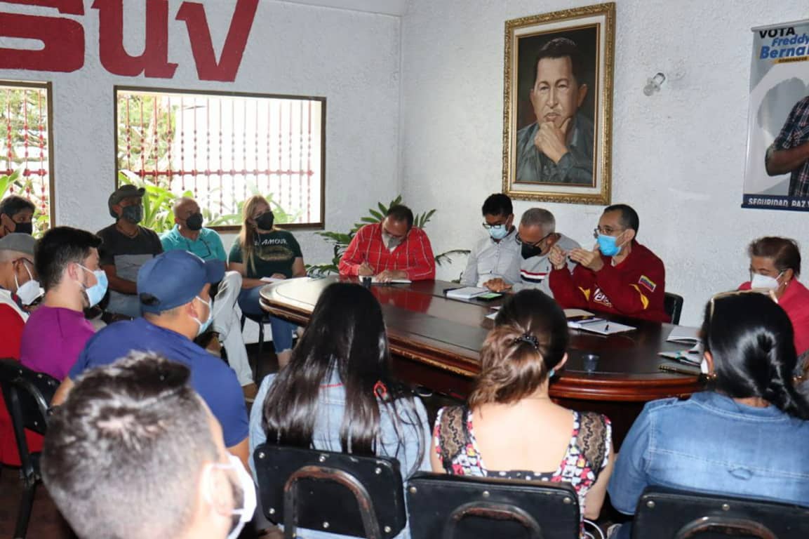 FreddyBernal's tweet photo. Hoy sostuve reunión con la Comisión Auxiliar de la Dirección Nacional del @PartidoPSUV, a los fines de afinar los detalles para la elección de delegados y delegadas para el 5to Congreso del PSUV y 4to Congreso de la @JuventudPSUV que iniciarán este Martes #22Feb. https://t.co/mSDCOkDvWh