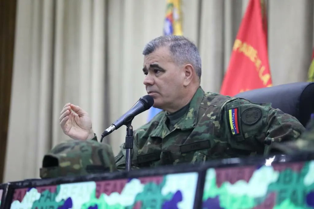 📷 #EnFotos || 1/2 A fin de garantizar la Paz de la Patria y fortalecer las Lineas Estratégicas de la Defensa Integral de la Nación, el GJ MPPD <a href="/padrinovladimir/">jose duarte</a>, en compañía del GJ <a href="/dhernandezlarez/">GJ. Domingo Hernández Lárez</a> Cmdte del @libertad003, sostuvo reunión de Comando con el Estado Mayor Superior y