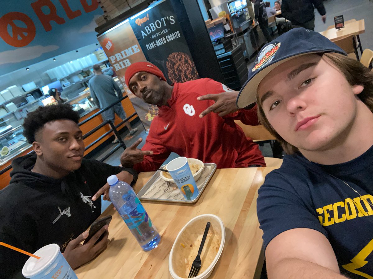 Everybody wit me gotta Eat!!