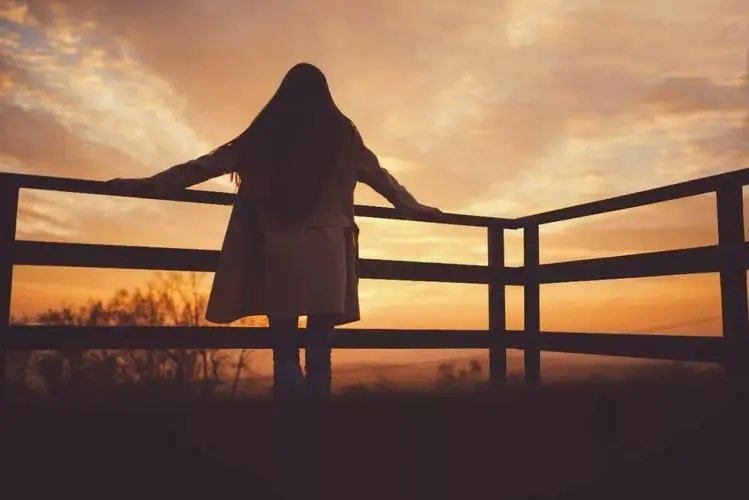 所谓中年危机，真正让人焦虑的，不是孤单，不是贫穷，更不是衰老，而是人到中年你才发现，你从来没有按照自己喜欢的方式活过。