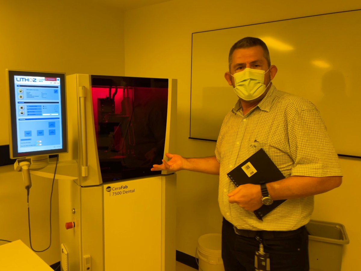 DFATNSW's tweet photo. Advanced manufacturing in 🇦🇺 supplies critical industries incl.✈️🚀🚢🦿🦷💎&🔋.
Great to visit @Sydney_Uni's #AdvancedManufacturingHub, delivering world-class capabilities in additive manufacturing & materials processing to support the growing sector. https://t.co/JlYqyAnzpD
