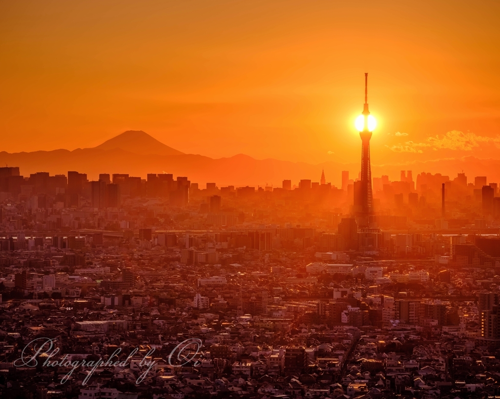 昨日の素晴らしい夕日❣ 最近、ダイヤモンド富士には嫌われていたので、ダイヤモンドスカイツリーにしてやりました😆