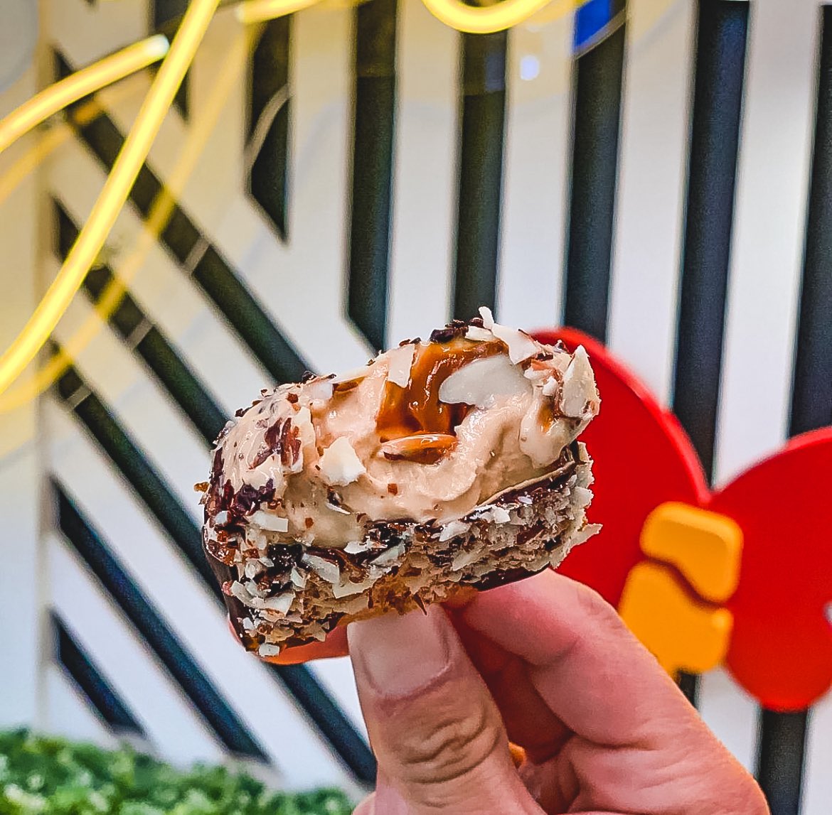MonarcaPaletas's tweet photo. Handcrafted Dulce De Leche paleta filled w even more Dulce De Leche, dipped in dark chocolate and topped with almonds &amp; a caramel drizzle 🤤

Visit us today and taste one of our many family recipes. “The Art Of Ice Cream” 

What’s your favorite combination? https://t.co/dAXbyCguRP