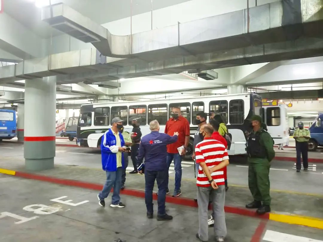ELOYSULBARAN's tweet photo. Como parte del plan de reordenamiento del transporte público en Caracas, acudimos al terminal de Río Tuy, para realizar una inspección y trabajar en la activación de las paradas para el transporte.

Mejorar el servicio de transporte en Caracas, es un compromiso que cumpliremos 👊🏽 https://t.co/js9pip2BXj