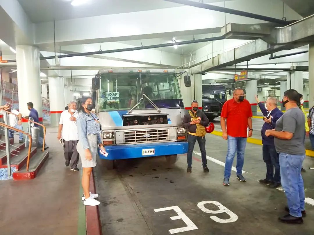 ELOYSULBARAN's tweet photo. Como parte del plan de reordenamiento del transporte público en Caracas, acudimos al terminal de Río Tuy, para realizar una inspección y trabajar en la activación de las paradas para el transporte.

Mejorar el servicio de transporte en Caracas, es un compromiso que cumpliremos 👊🏽 https://t.co/js9pip2BXj