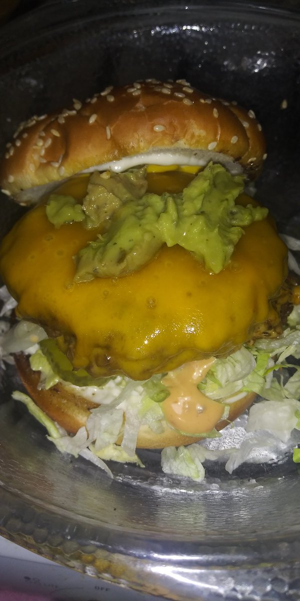 DivaFlyingSolo's tweet photo. Dinner is served!
Cheese burger with guacamole, onions, pickles, lettuce, mayo mustard and a dash of thousand island 😁👍🏼 served with a side of potatoe chips. #BonAppetit
#WhoseHungry https://t.co/jCma4gXw5g