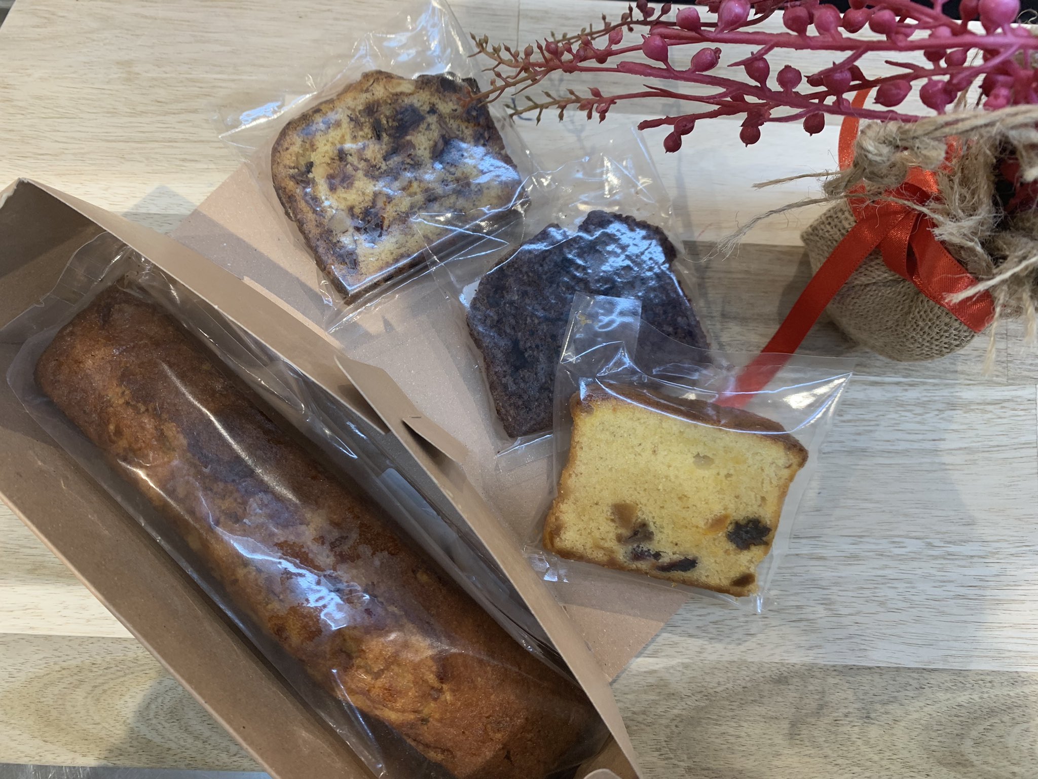 アン ガトー イオン近江八幡店 9 10 Open Al Twitter おはようございます アン ガトー近江八幡イオンパン シュー店です パウンドケーキはナッツ チョコ フルーツの3種類お味があります カットサイズだけでなく パウンドケーキ一本でも販売しております お