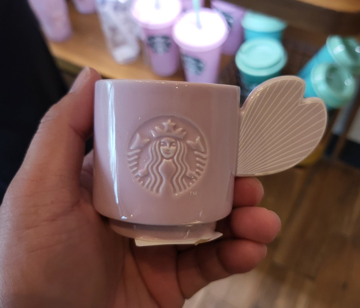 SurrenderedBear's tweet photo. RT สุ่มแจก Follower แก้วช้อตกาแฟ Starbucks ต้อนรับ Spring season หรือฤดูใบไม้ผลิ สีชมพูน่ารักมาก กด RT+Follow ง่ายๆ สุ่มแจกหนึ่งท่าน เพิ่งเคยเจอแก้วช้อตแบบนี้ เหมาะสม ใครโชคดีกดรีได้เลย สาธุ 99 แจกไปลุ้นง่ายกว่าหวย เชื่อเราสิ 🥰😍🤩 https://t.co/IZqw97bVct