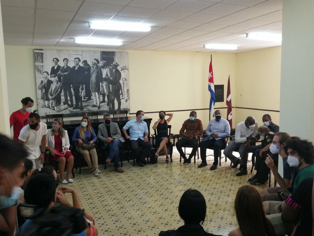 lisaracorona1's tweet photo. Delegación juvenil angolana, que encabeza Crispiniano Dos Santos, miembro del Buró Político del Comité Central del Movimiento para la Liberación de Angola (MPLA), sostuvo encuentro con estudiantes de la Universidad de La Habana. ¡Bienvenidos a #CubaVive hermanos! #VamosConTodo https://t.co/MN17QL4WQu