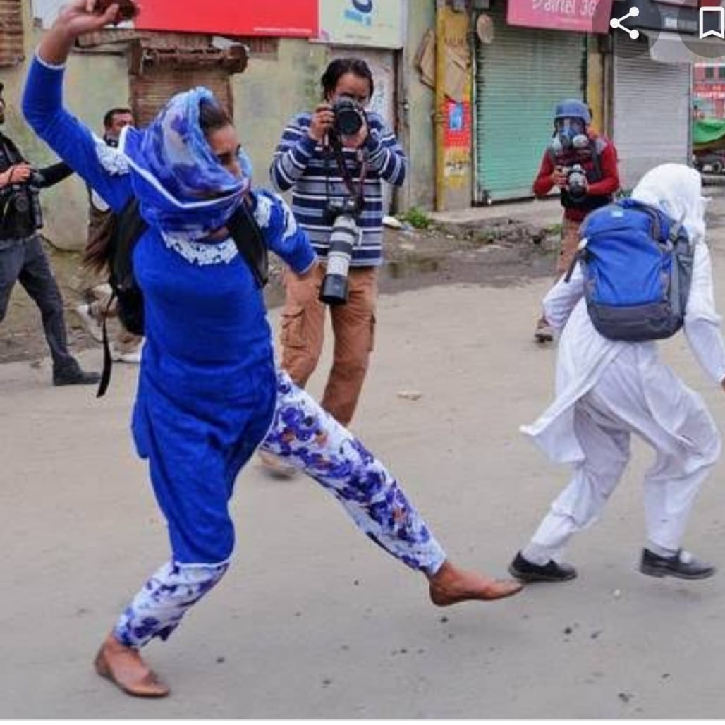 हिजाब और बुरके कया जरूरत, काम तो इनका ऐसे भी हो ही रहा है ?