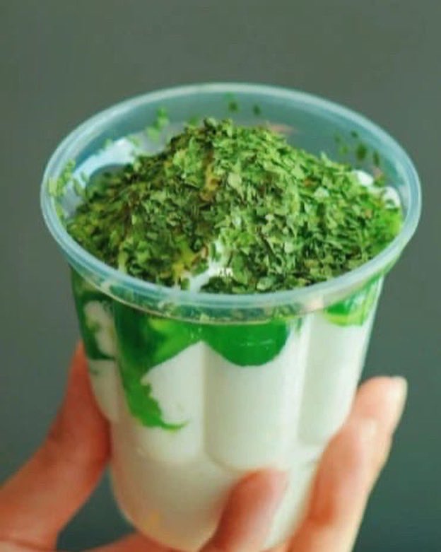 mundodmarketing's tweet photo. O McDonald's da China lançou recentemente o sundae de coentro em edição limitada! O preço dele é de 6,6 yuan chinês, que é apenas cerca de R$ 5,32. 

E aí? Encararia esse sabor? 
Será que o @falajoaobranco lançaria algo semelhante por aqui?
#mcdonalds #mequi #méquizice https://t.co/xQdUcOlB6K