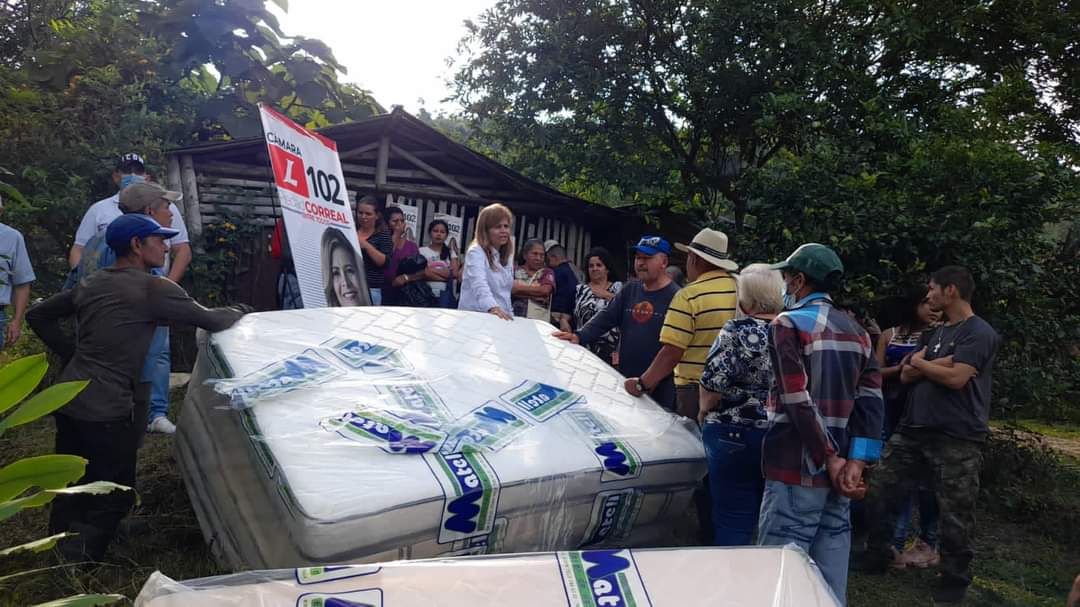 Cómo les parece que la candidata a la Cámara en el Quindío <a href="/piedadcorrealru/">Piedad Correal Rubiano</a> avalada por el <a href="/PartidoLiberal/">Partido Liberal</a> está repartiendo colchones.

No solo obligan a funcionarios de la Gobernación del Quindío a votar por ella sino que, muy comodísima, parece cambiar colchones por votos.