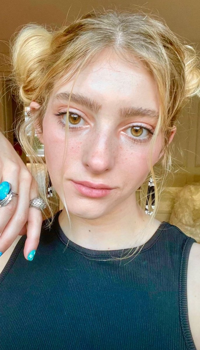 shielstan's tweet photo. oi e oooii 🥰 https://t.co/ox9W7YZJFT