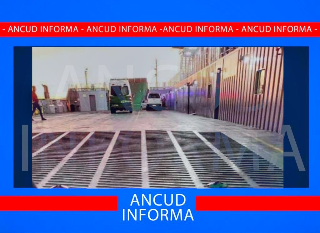 AncudInforma's tweet photo. 🚨🔴#Chiloé: Pasajero muere en canal de Chacao. En horas de esta tarde, una persona que viajaba en bus Queilen bus, por causas que se investigan preliminarmente habría caído de la escaleras en transbordador, perdiendo la vida.
[En Desarrollo] https://t.co/BXaw4LuvuT