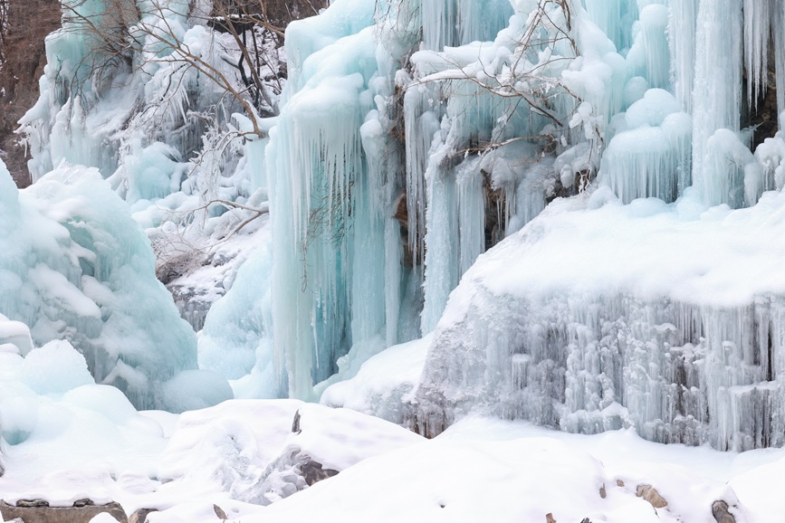 Замерзший водопад в китае