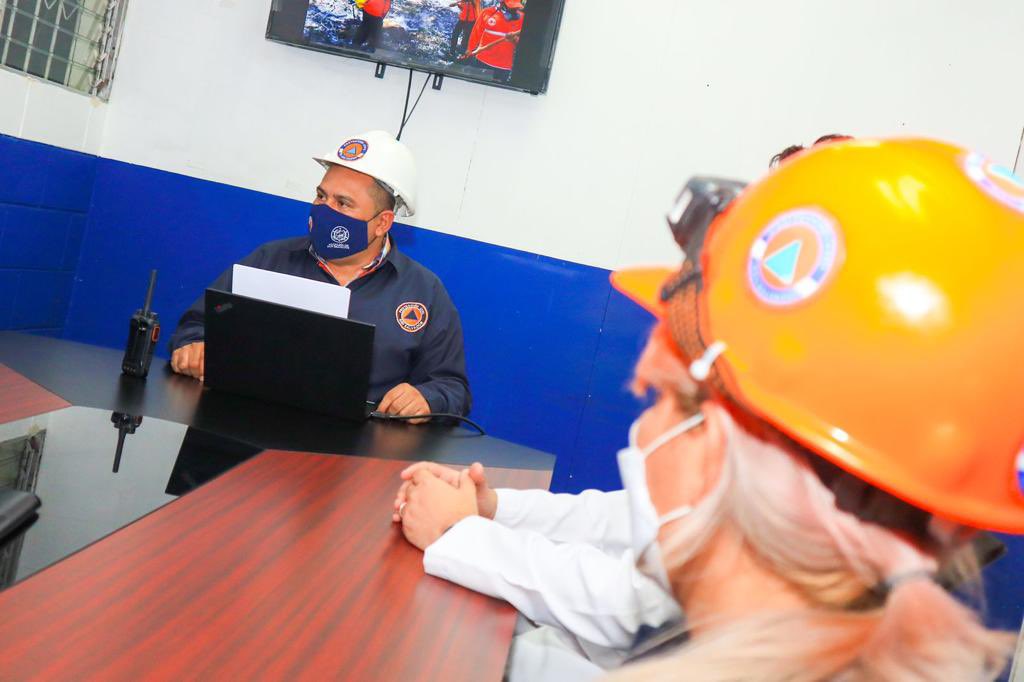 alcaldia_ss's tweet photo. Esta tarde, el Gobierno Central anunció #AlertRoja por amenazas de incendios forestales a nivel nacional.  De manera inmediata el Alcalde y presidente de la Comisión Municipal de Protección Civil, @marioduran activó el centro de operaciones de emergencia 24/7 de San Salvador. https://t.co/j5Su42NvCC