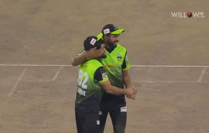 RajaHummayun's tweet photo. He wasn’t slapped deliberately. Later he hugged him❤️ please stop making senseless controversies against him. #HarisRauf https://t.co/fb0ieFPBDr