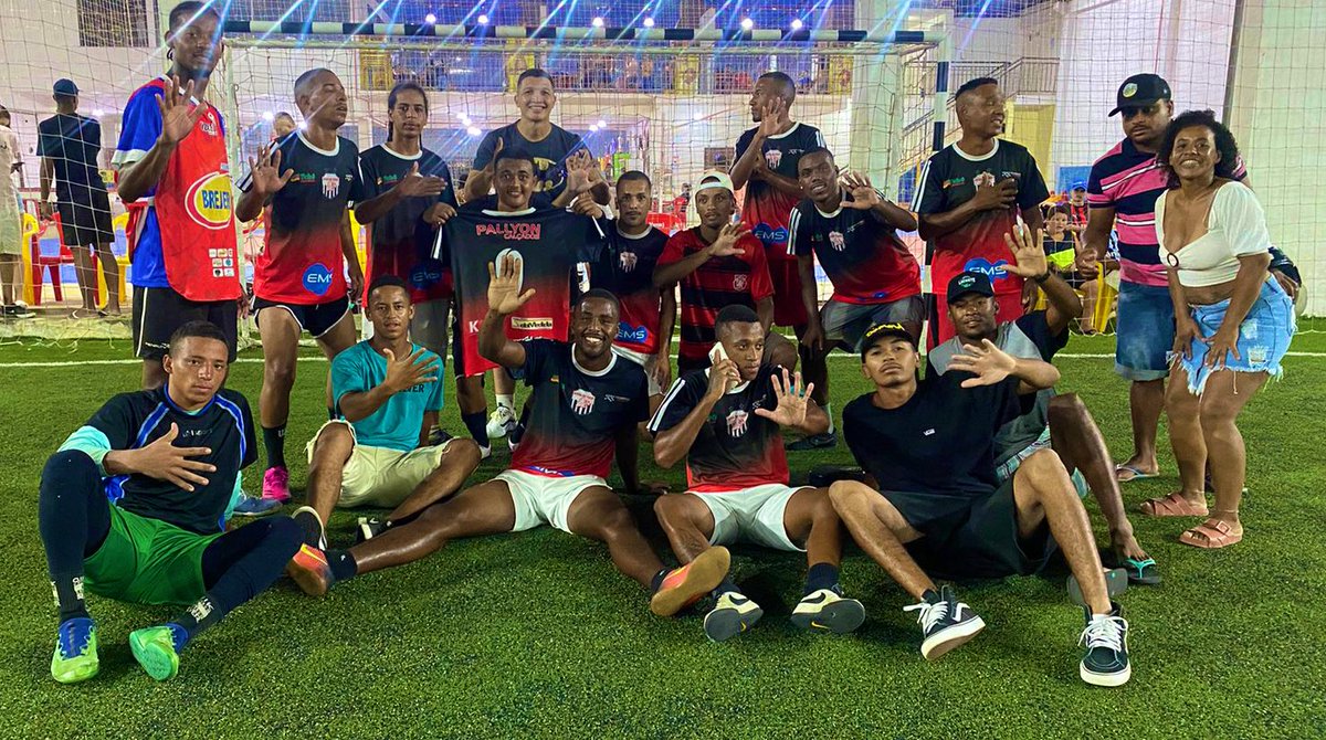 LYONSFC2's tweet photo. ÓTIMA NOITE!!! 
hoje fomos enfrentar a equipe dos mandraky e graças ao ótimo desempenho dos nossos atletas saímos com a vantagem no placar por 9x4 parabéns a todo grupo!!
Gols: Samuel(4) 
Nadriel(3) 
Kesley(1) 
Dudu(2) 
#AvanteLyons🔥 foi só 5 😝 https://t.co/BtQikADgNM