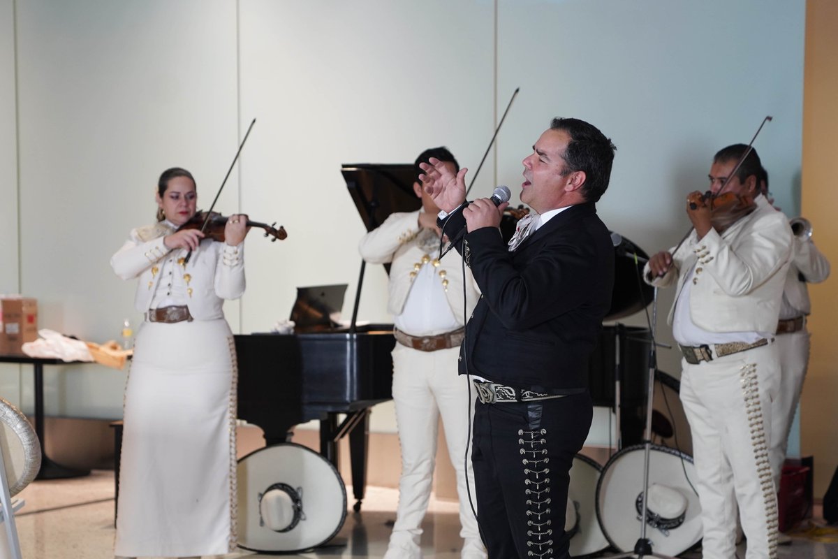 AwBcorporation's tweet photo. The AWB appreciates the magnificent participation of: Rodolfo Cuevas in the VISIBLE SOUNDS event in which he delighted us with his double performance, accompanied by the excellent pianist Luis Herman and the mariachi Estrellas de México.

https://t.co/4RfM6qGOtq https://t.co/IoVb0Irbrj
