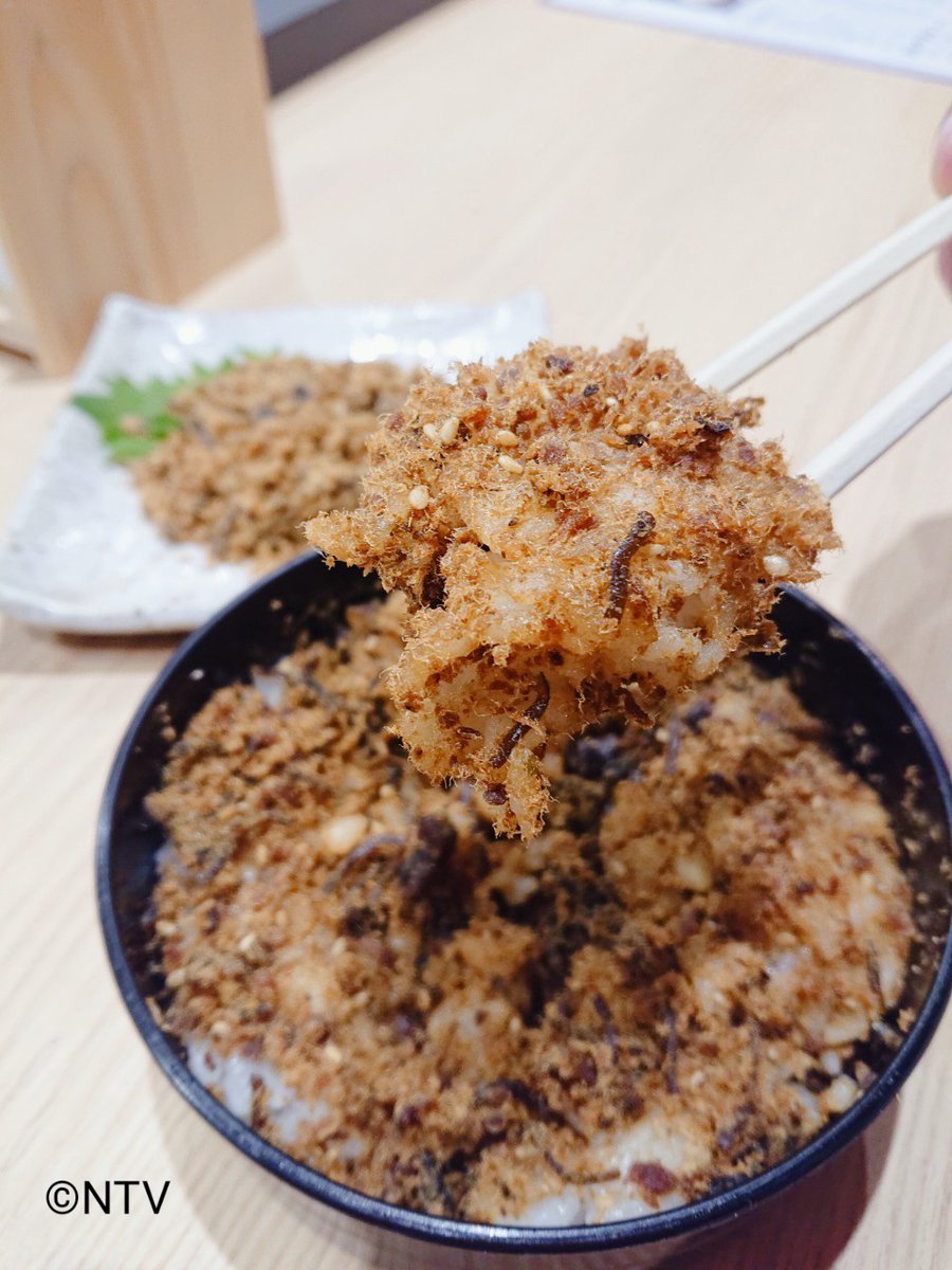 ZIP_asagohan's tweet photo. 【マーティン新うまいもんファイル206】
うまいもん探しの旅は今週でフィナーレ！
今日はマーティンの地元、神奈川よりご飯のお供をお届け！

小田原のサバを使った「高級ふりかけ 天辺(てっぺん)」をON THE RICE！旨みたっぷりでした！
魚商 小田原六左衛門さん、ごちそうさまでした！
#ZIPうまいもん https://t.co/6k3K0tAPOr