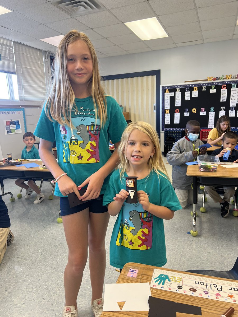Happy Presidents Day from these <a href="/TommieBarfield/">Tommie Barfield</a> 5th graders and <a href="/mrs_richart/">@mrs_richart</a> kindergarteners! Even the littlest manatees can learn about President Washington and President Lincoln! #BetterTogether #PresidentsDay