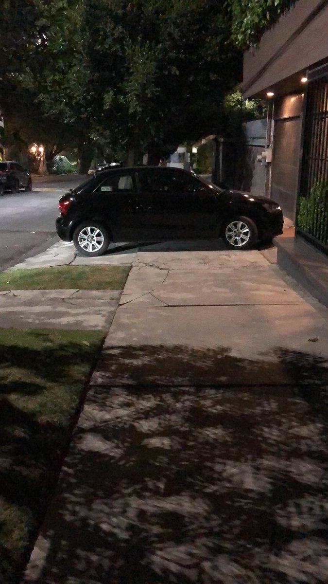 Estimados <a href="/OVIALCDMX/">OVIAL_SSCCDMX</a> <a href="/UCS_GCDMX/">Unidad de Contacto del Secretario SSC CDMX</a> , nos podrían ayudar a a bajar este coche de la banqueta por favor? Sierra Gorda 420, Lomas de Chapultepec, Miguel Hidalgo 11000