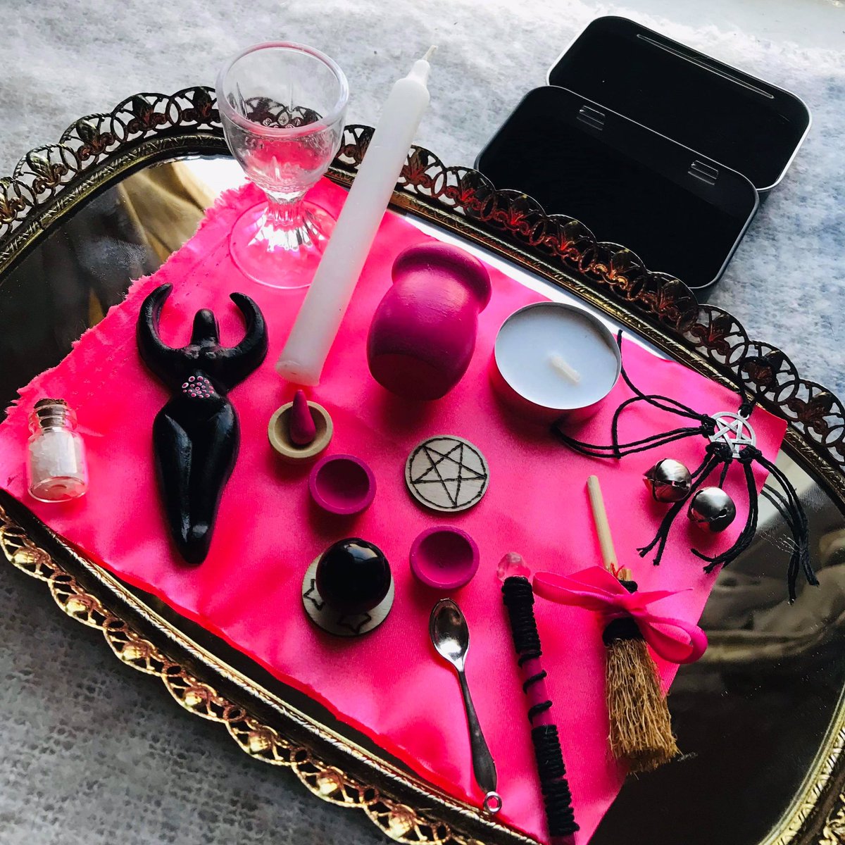 ThirdEyeLuna's tweet photo. I have 4 of these pretty in pink altar tool sets available on my Etsy shop. 💖✨🌙 #altarkit #etsy #etsyshop #witch #witchcraft #goddess #altartools
https://t.co/9hwdGHMUwu https://t.co/VF959J4cky