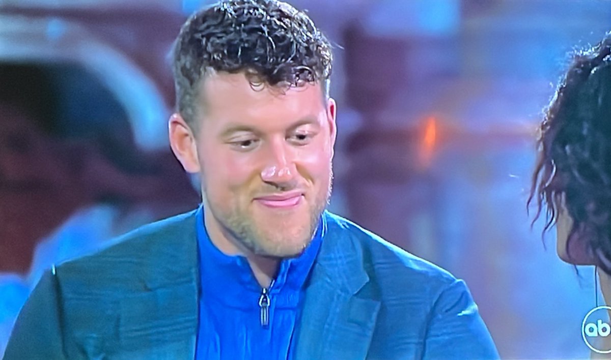 I didn’t think anything was worse than the hoodie &amp; blazer combo…until I witnessed the quarter zip &amp; blazer…🥴

#thebachelor #TheBachelorABC