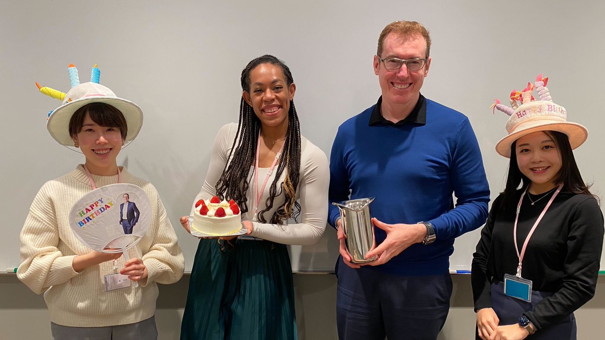 【今日IFオフィス🏢】
今日は代表パートナー、ポール・マクナーニの誕生日🎂IFオフィスでは、Teamポールで準備をしてサプライズ！その場にいたメンバーで美味しくケーキをいただきました☺️✨#IFﾉｿﾞｷﾐ
※撮影時のみマスクを外し、感染対策を万全にしております。