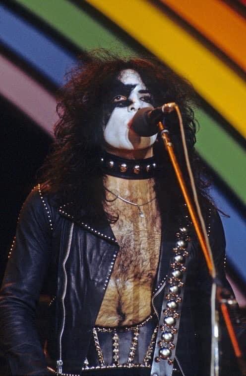 Cocking live. Paul Stanley 1974. Кисс 1974. Kiss Band 1974. Gene Simmons Kiss 1974.