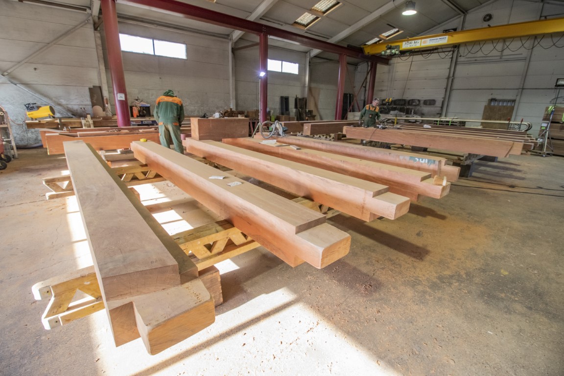 deboerendegroot's tweet photo. In onze timmerwerkplaats ontstaat momenteel weer een nieuwe set houten sluisdeuren. In opdracht van de @provgroningen vervangen we vier sluisdeuren van de Wilhelminasluis in Veendam.
#sluisdeuren #azobe #vakmanschap #waterbouw #opdegrensvanlandenwater https://t.co/EkT5vJKrEo