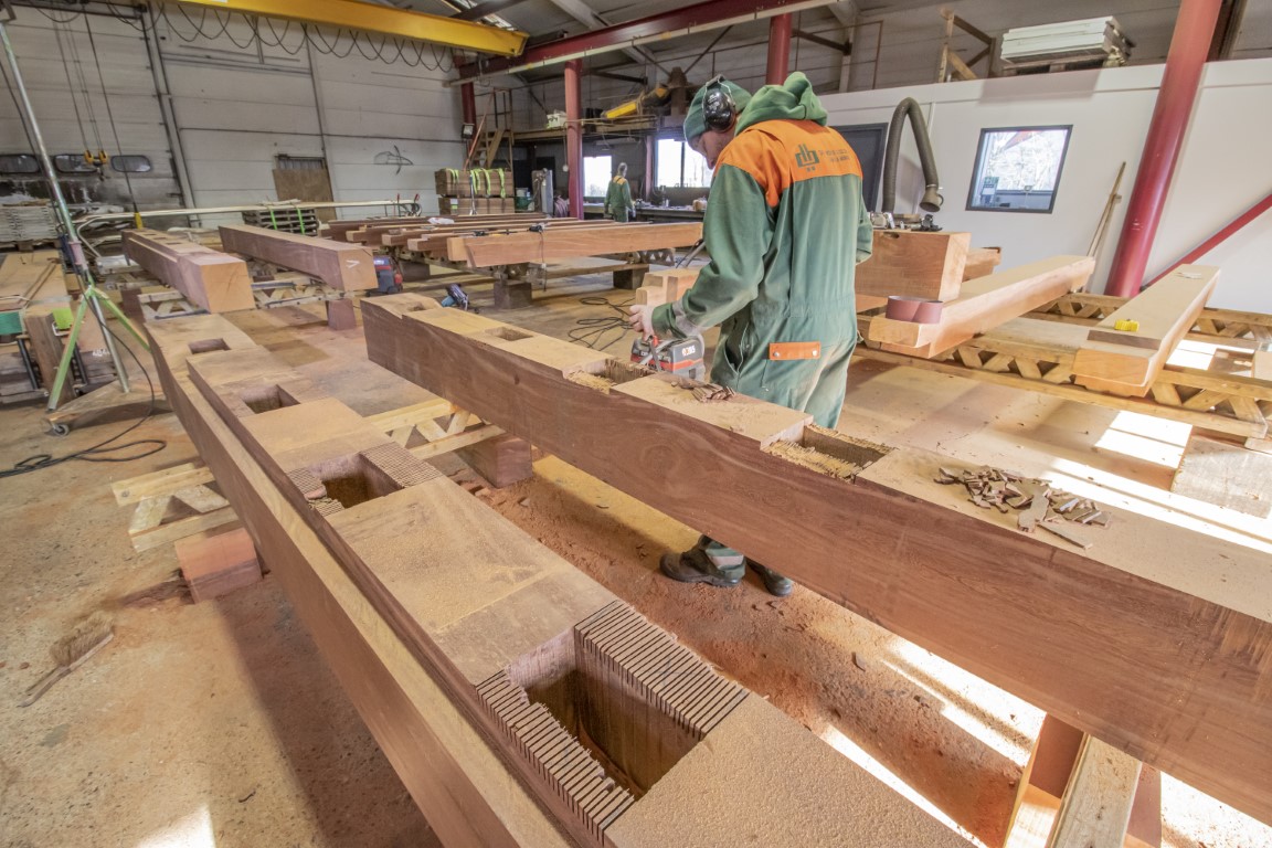 deboerendegroot's tweet photo. In onze timmerwerkplaats ontstaat momenteel weer een nieuwe set houten sluisdeuren. In opdracht van de @provgroningen vervangen we vier sluisdeuren van de Wilhelminasluis in Veendam.
#sluisdeuren #azobe #vakmanschap #waterbouw #opdegrensvanlandenwater https://t.co/EkT5vJKrEo