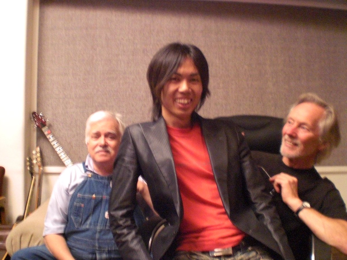 LaylaLaneHeday's tweet photo. ピンぼけだけどいい写真出てきた。

クラウス・フォアマンとセッションした日、一緒に写真撮りましょと言ったら、「膝の上に座れよ」と😆😆 https://t.co/IRlln2wAxl
